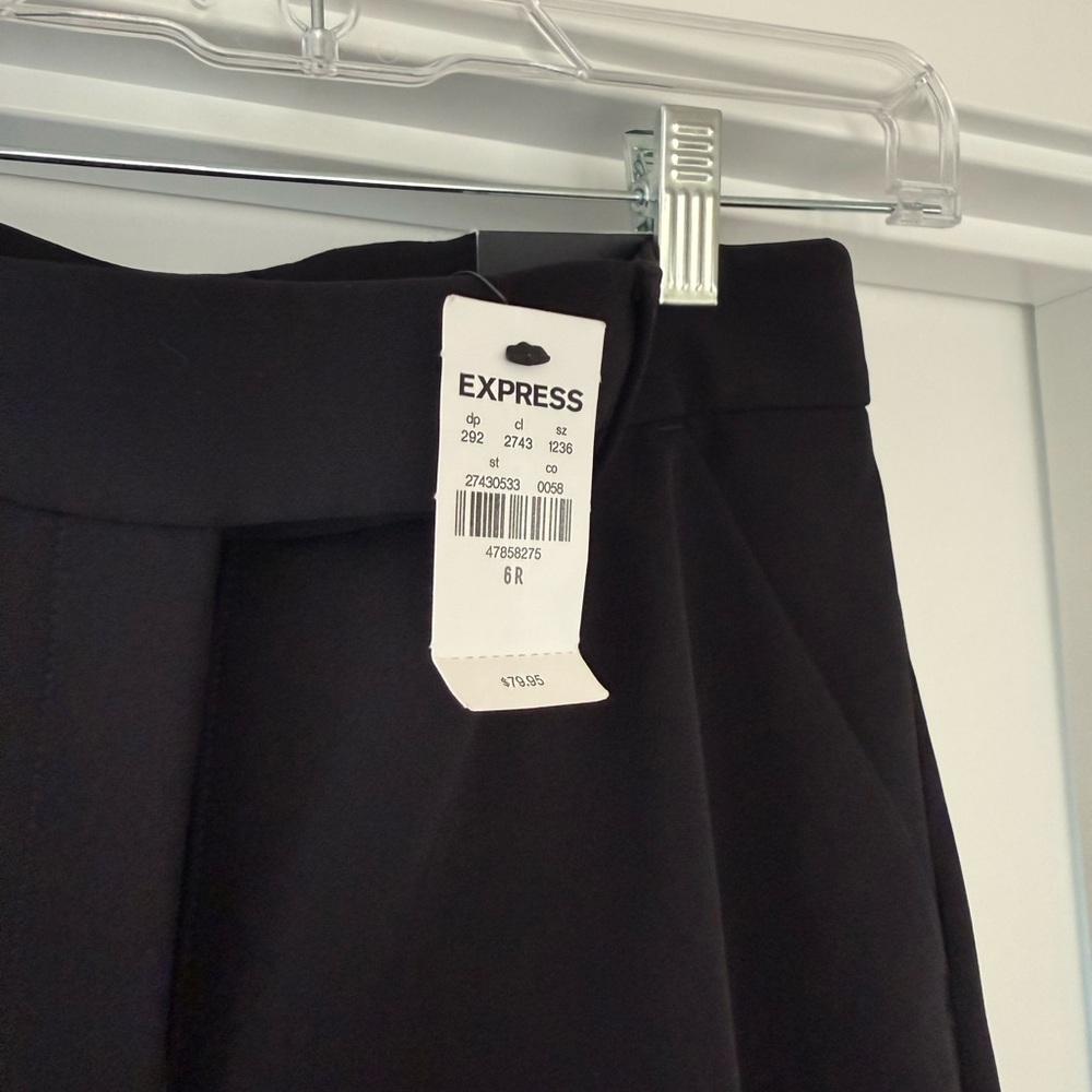 Express Women's size 6R editor relaxed mid rise trousers. NWT